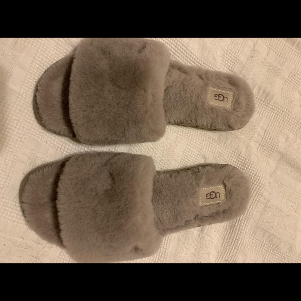 UGG SLIPPERS